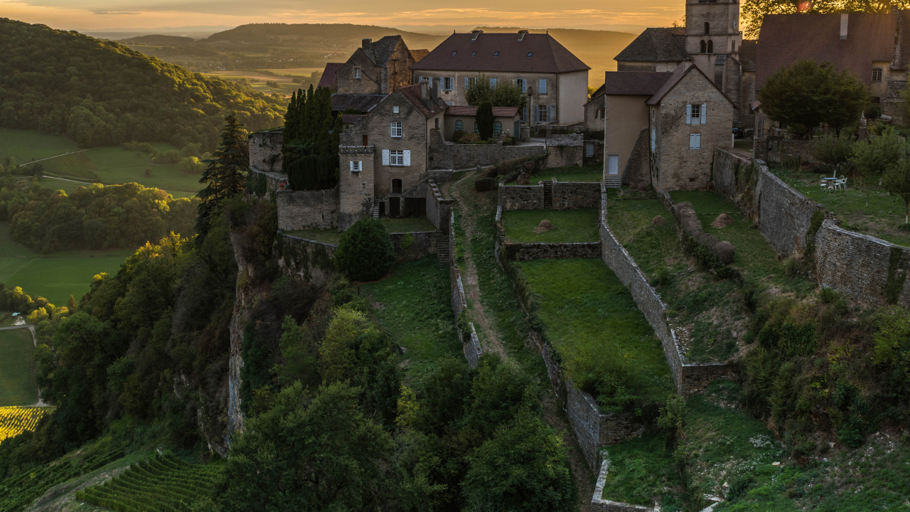 Большой дом на высокой скале, Франция 