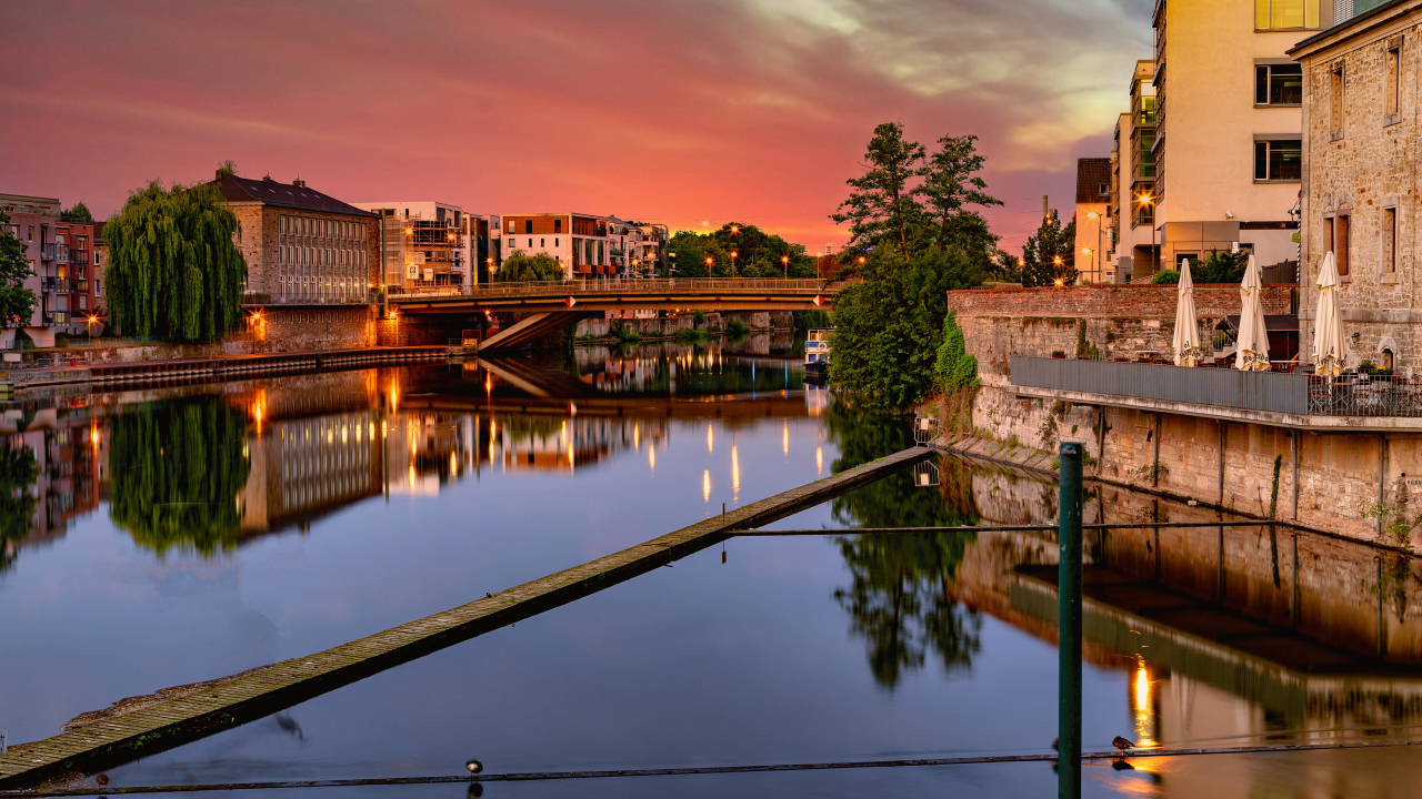 Мост над каналом соединяет город, Германия