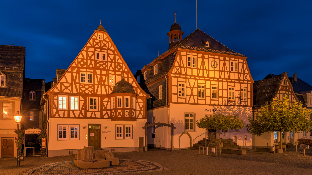 Дома на ночной улице в городе Кирхберг, Германия