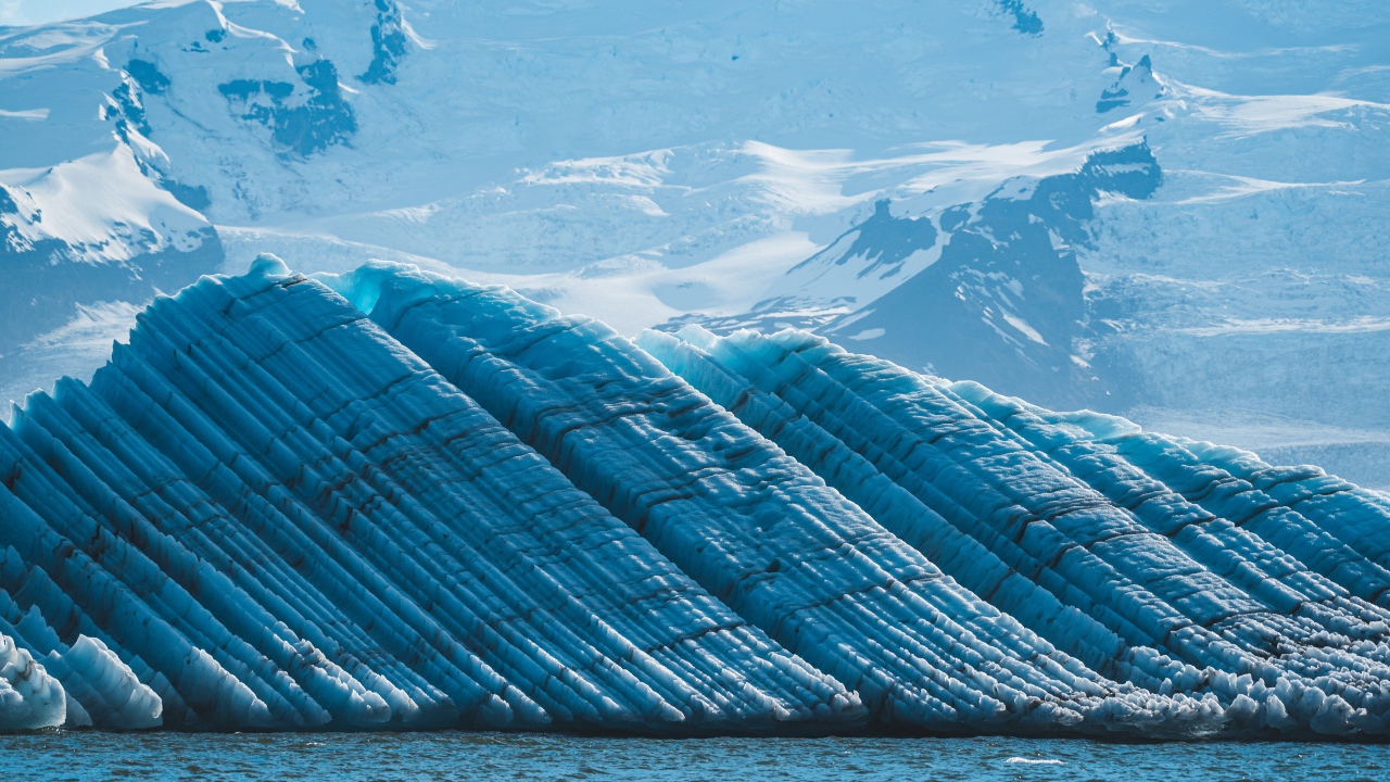 Большой голубой ледник и заснеженные горы Исландии
