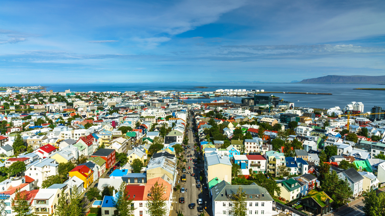 Вид на дома в городе под голубым небом, Исландия 