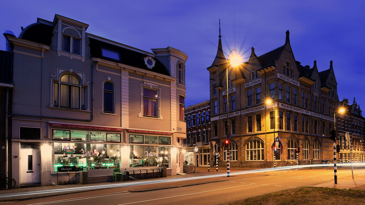 Дома на ночной улице в Нидерландах 