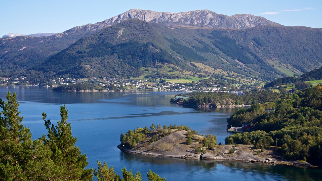 Вид на величественные горы и фьорд, Норвегия