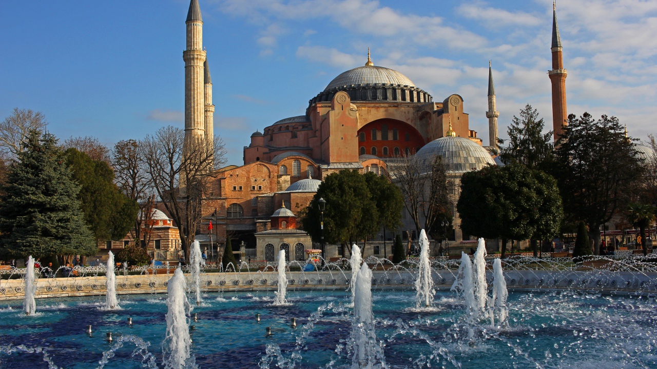 Фонтан у мечети в Стамбуле, Турция 