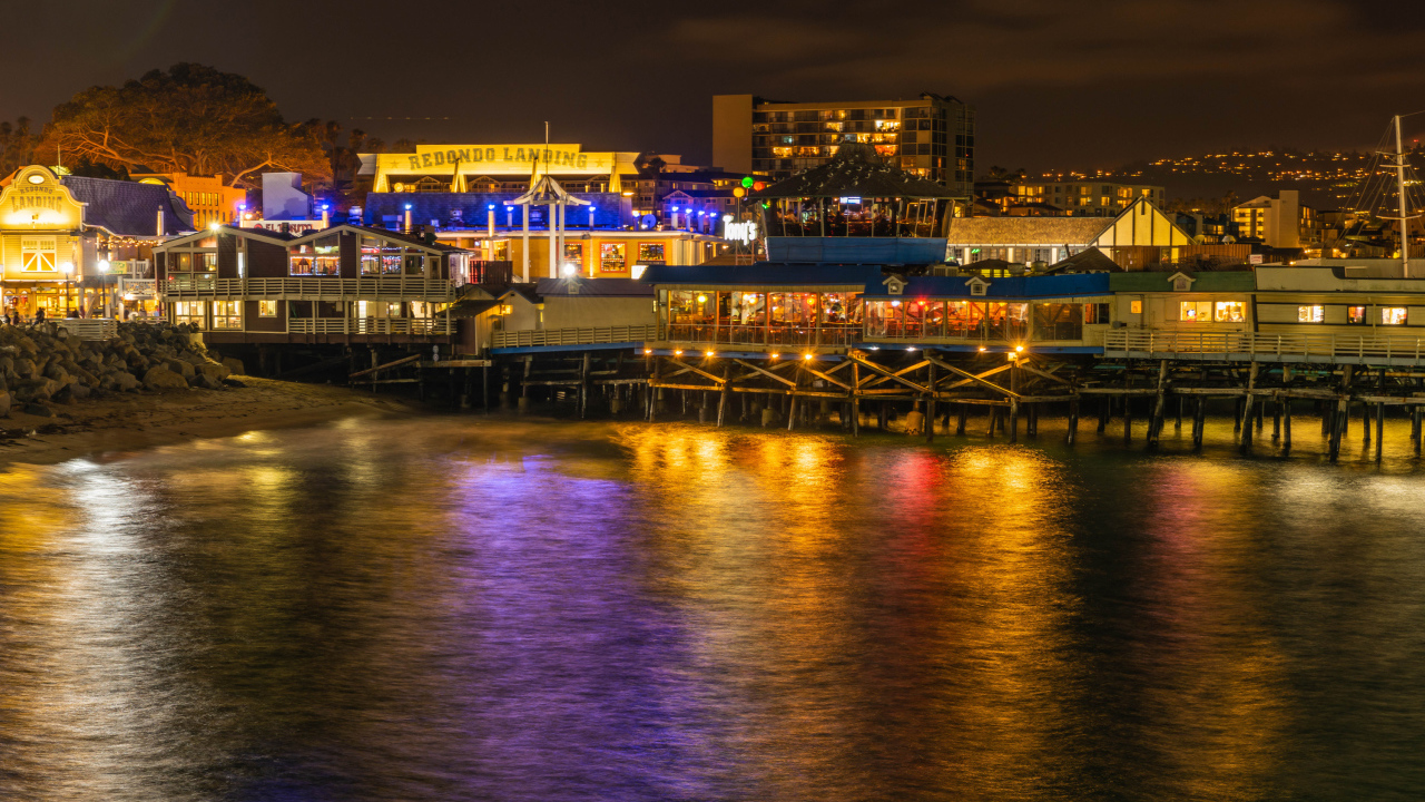 Магазины на побережье у моря, Калифорния. США