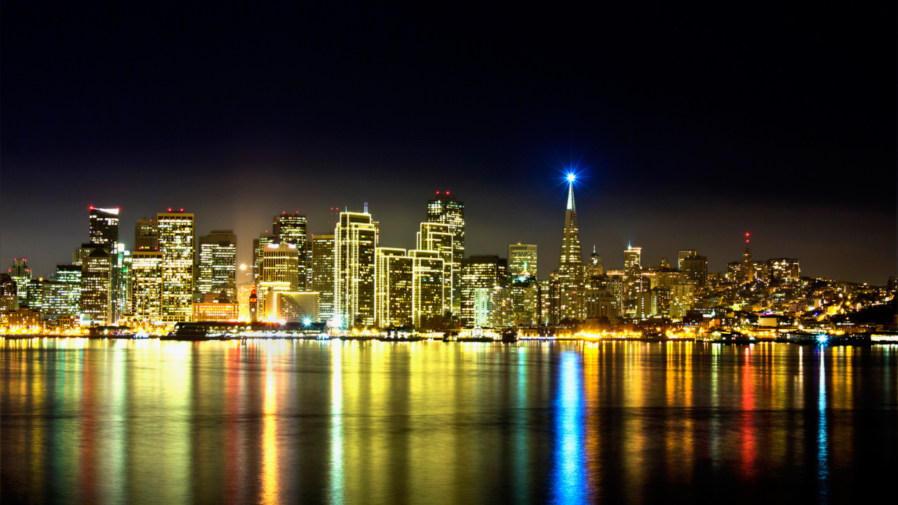 Красивый ночной город Сан Франциско отражается в воде
