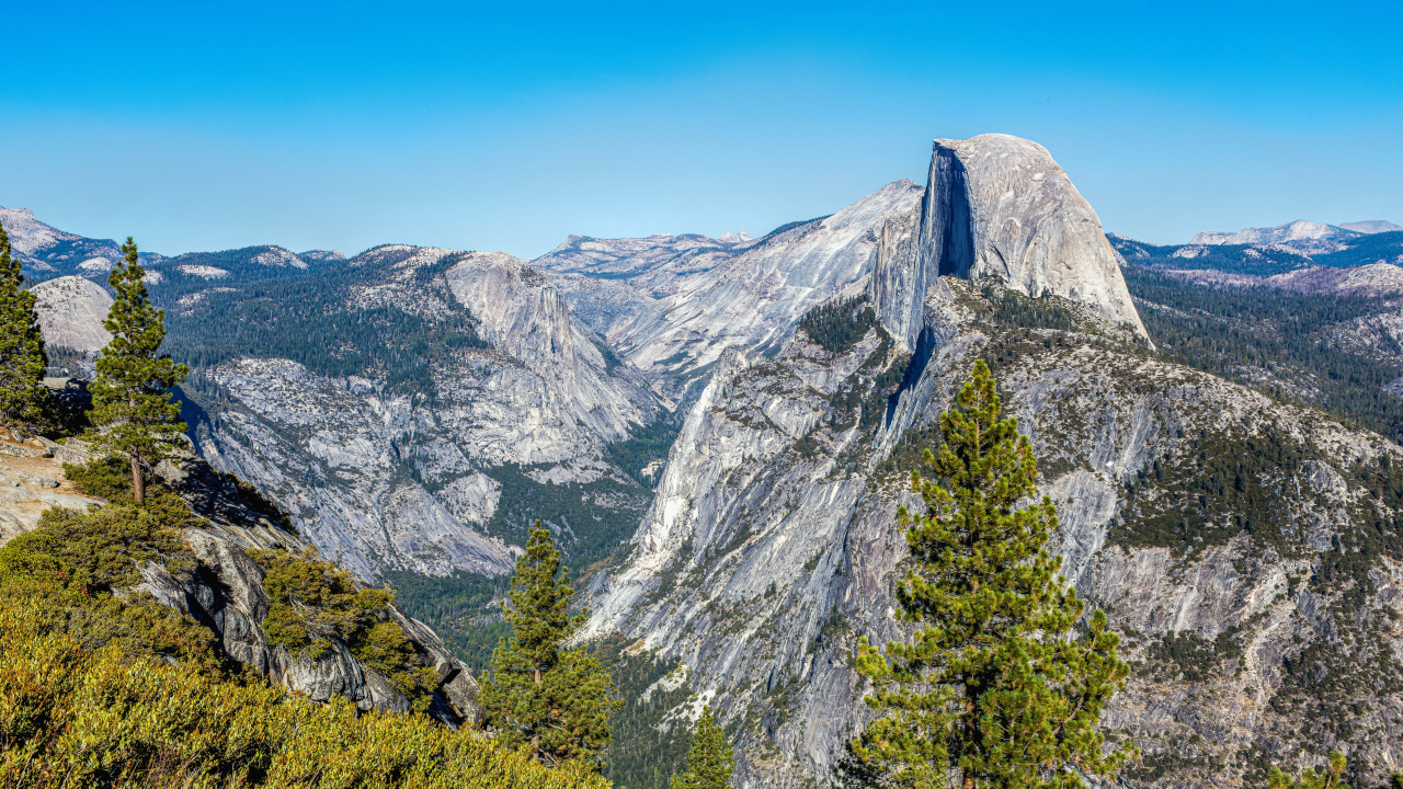Вид на горный массив в национальном парке Йосемити, Калифорния. США