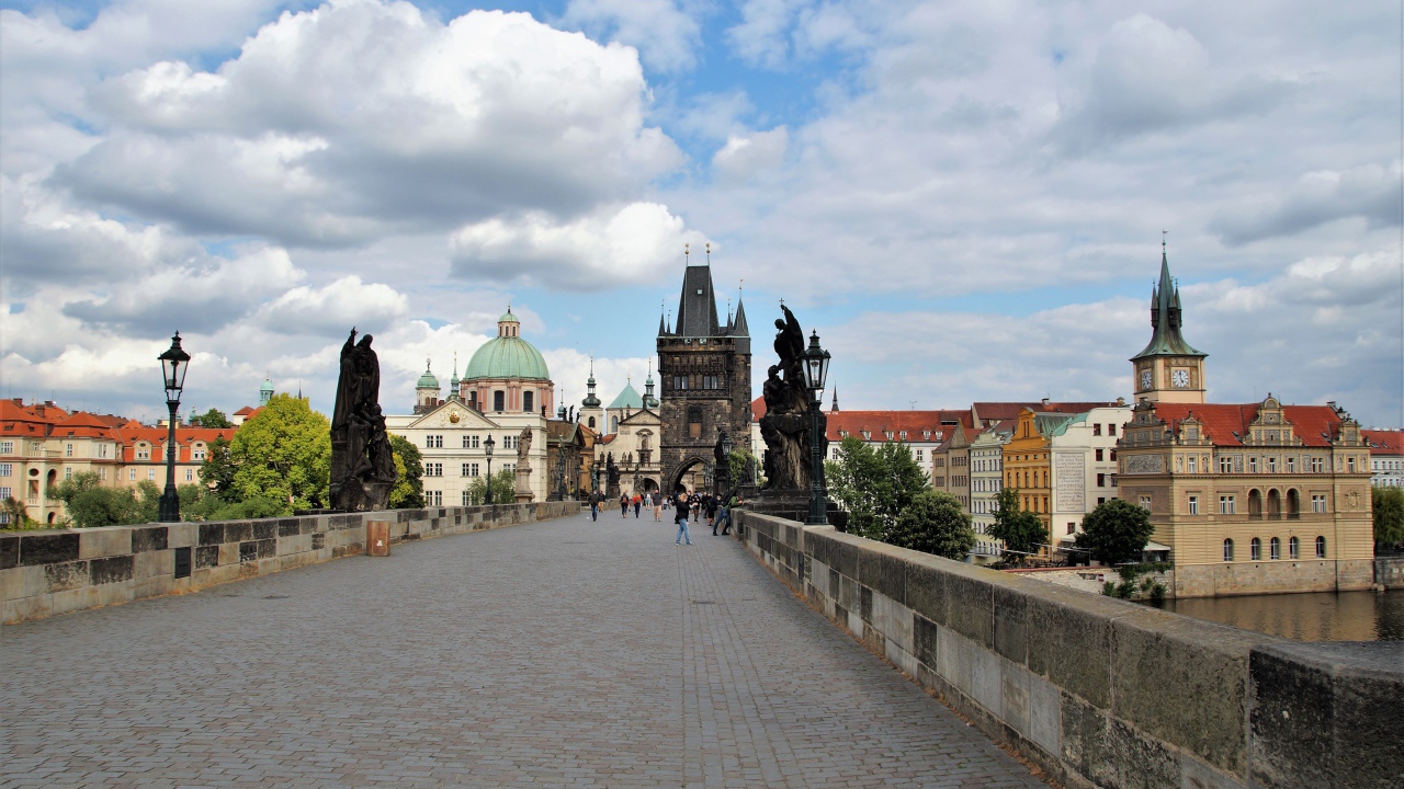 Старинный Карлов мост через реку, Прага. Чехия