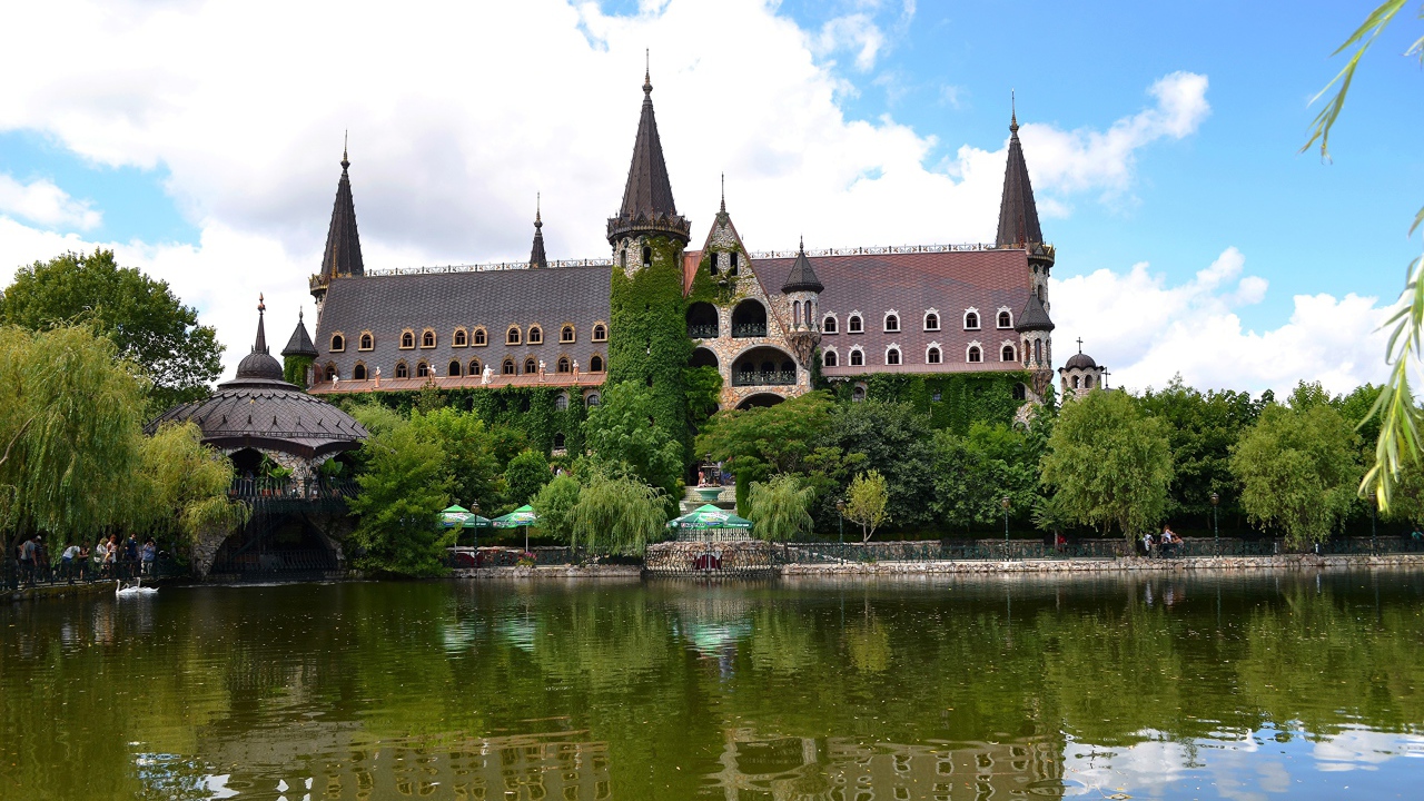 Красивый сказочный замок Равадиново у воды, Болгария