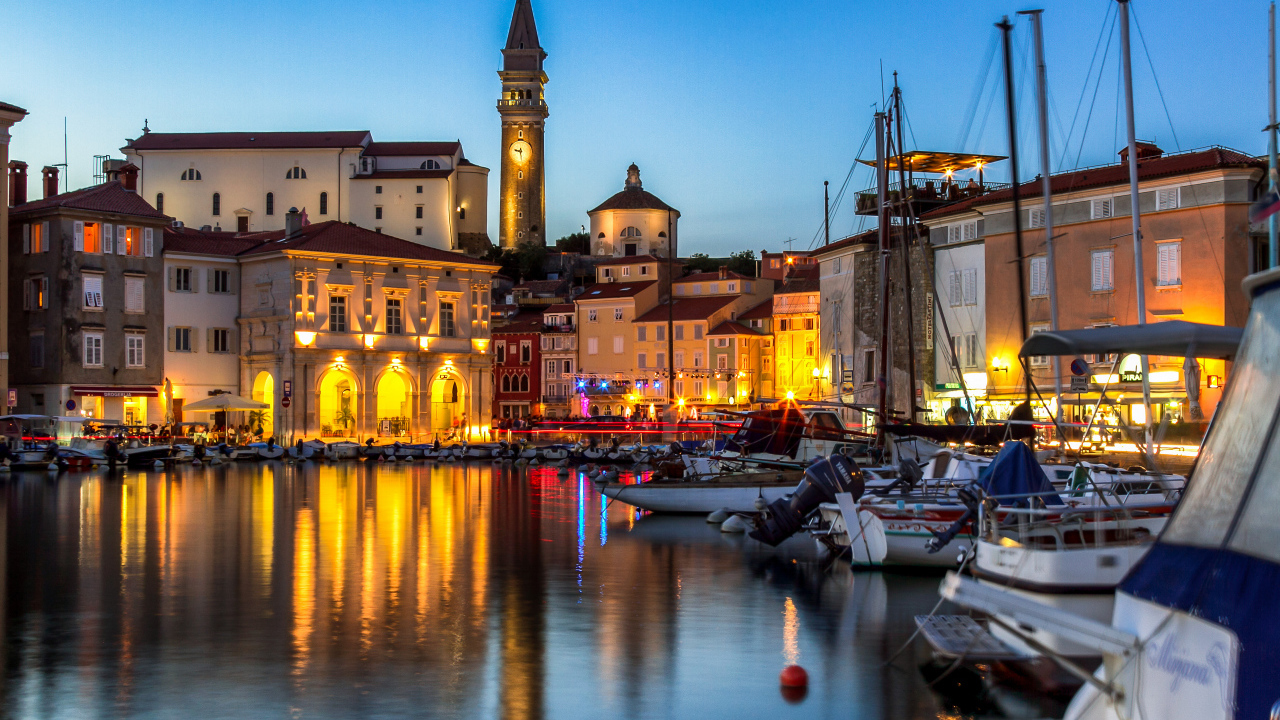 Дома на берегу реки ночью, Словения