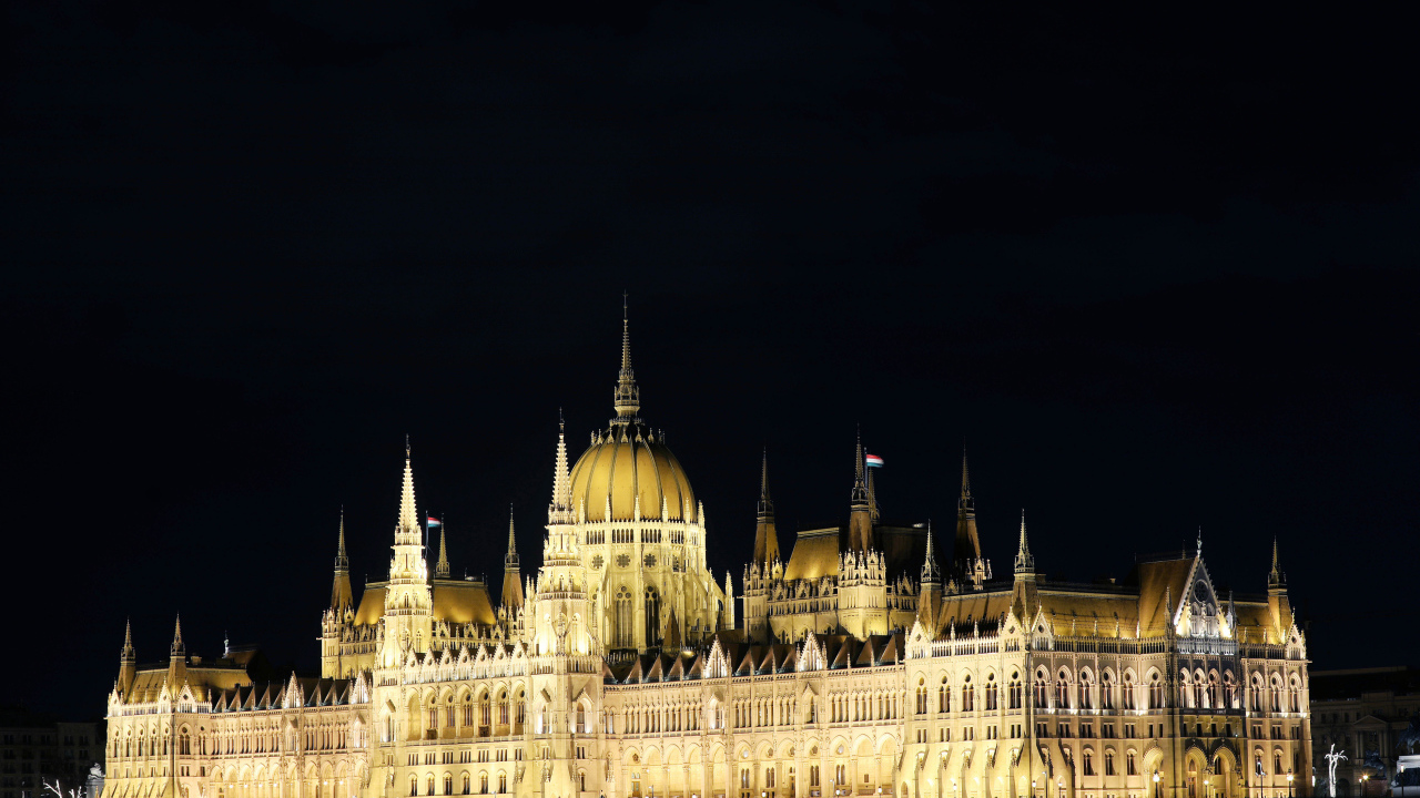 Здание венгерского парламента ночь на черном фоне