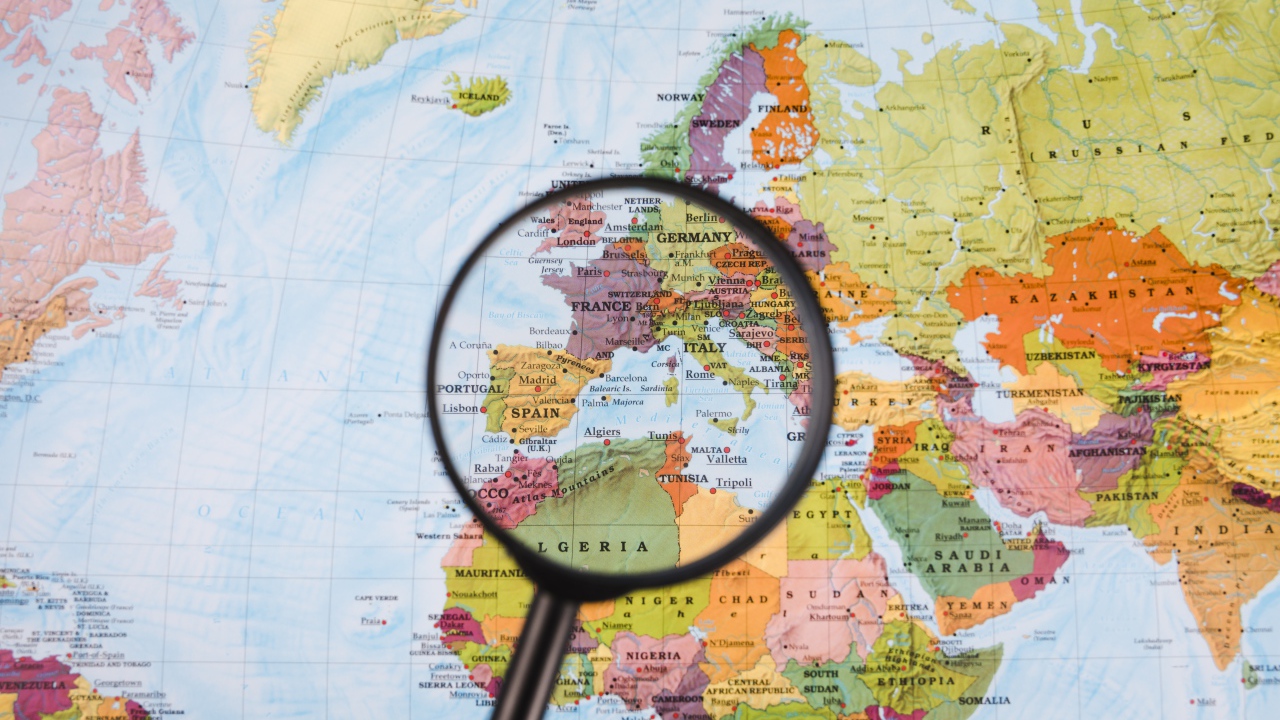 Увеличительное стекло на карте мира