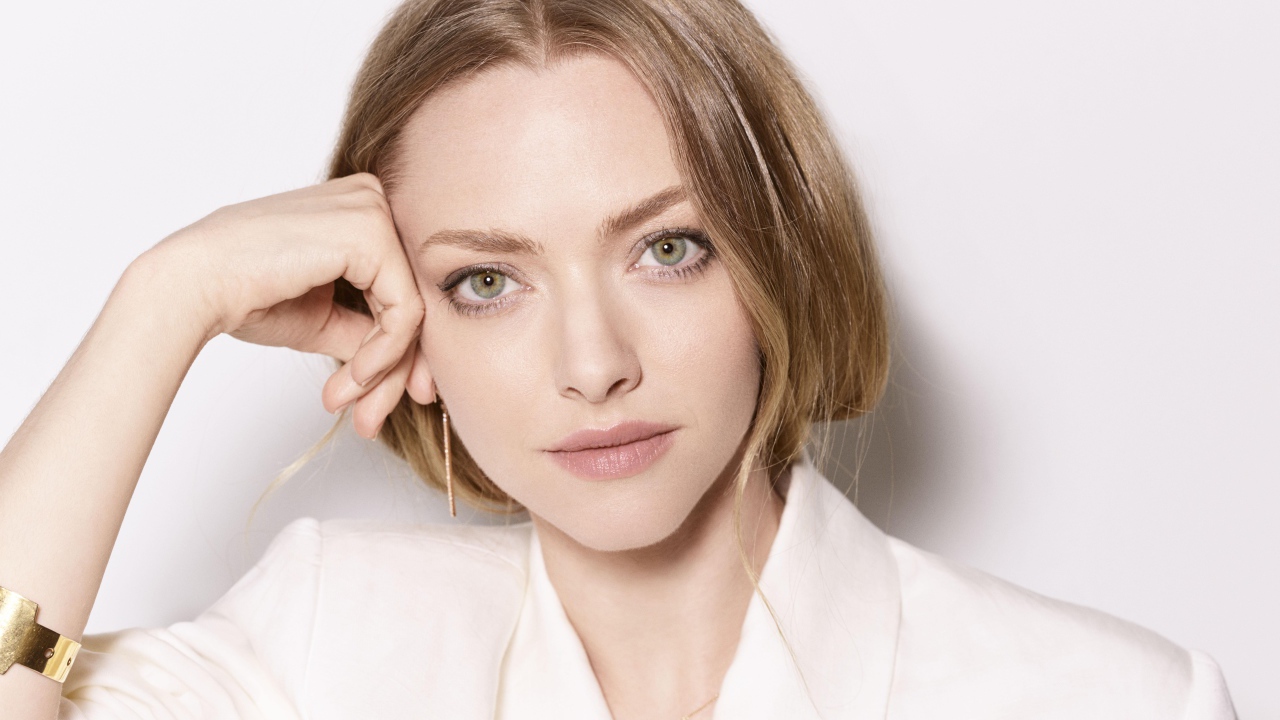 Актриса Аманда Сейфрид в белой рубашке 