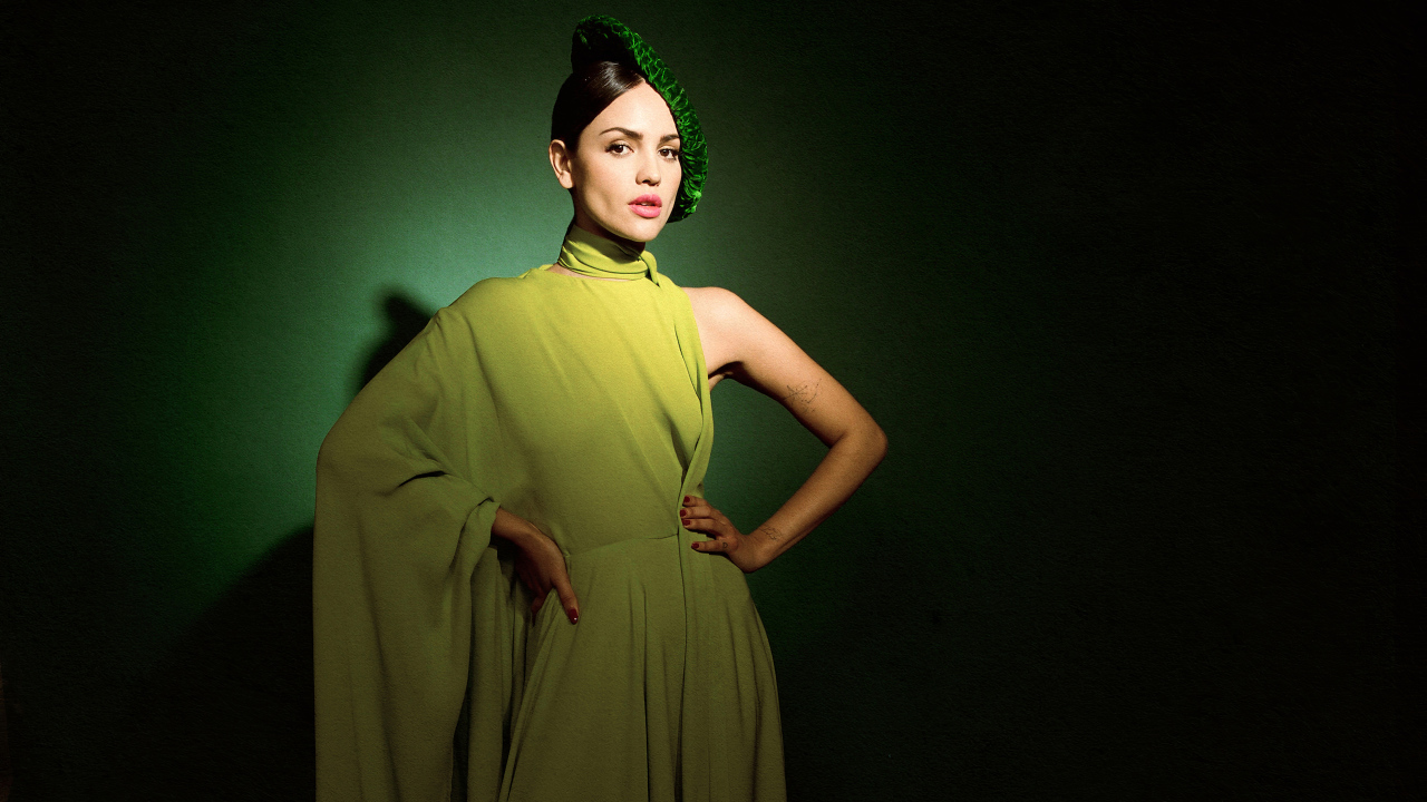 Актриса Эйса Гонсалес в платье на зеленом фоне
