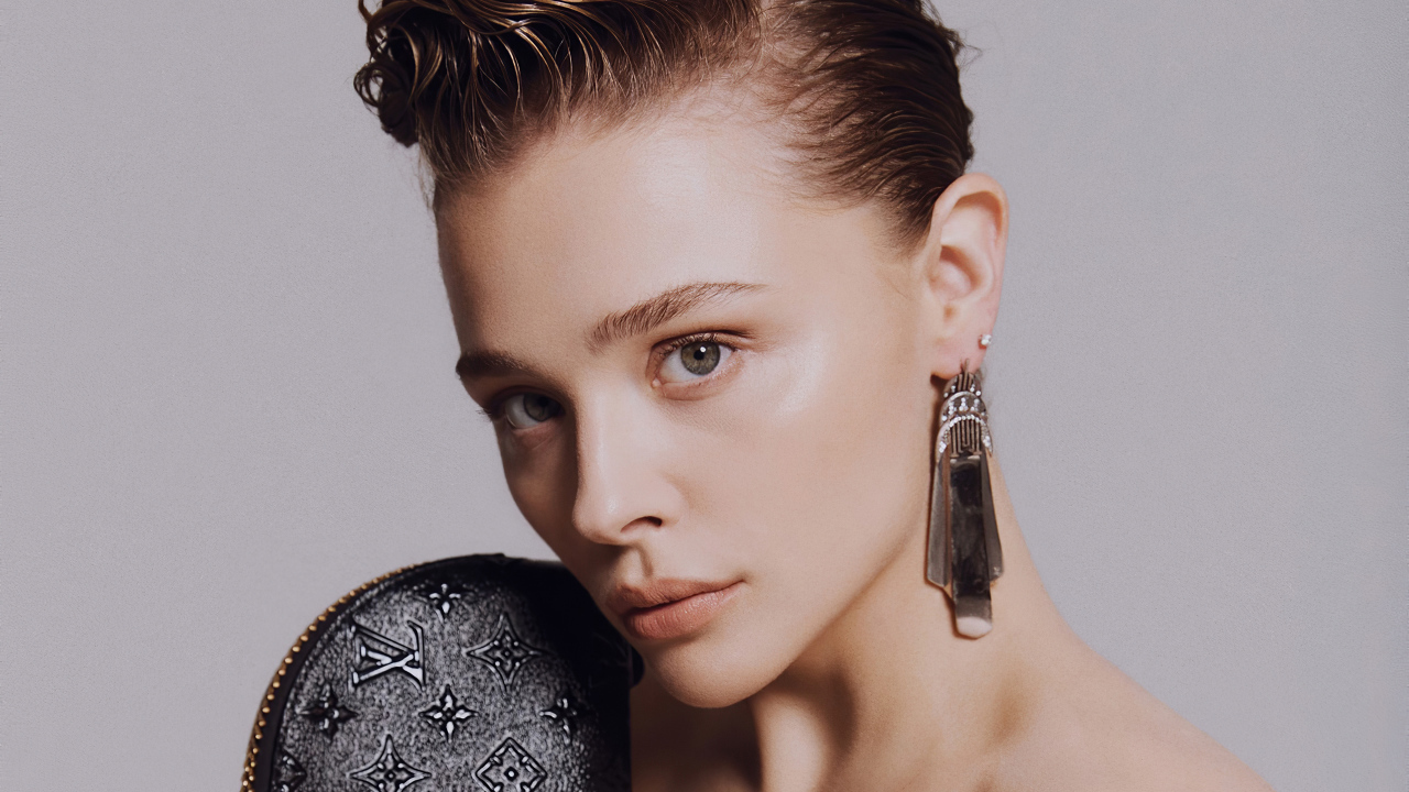 Актриса Хлоя Грейс Морец лицо крупным планом на сером фоне