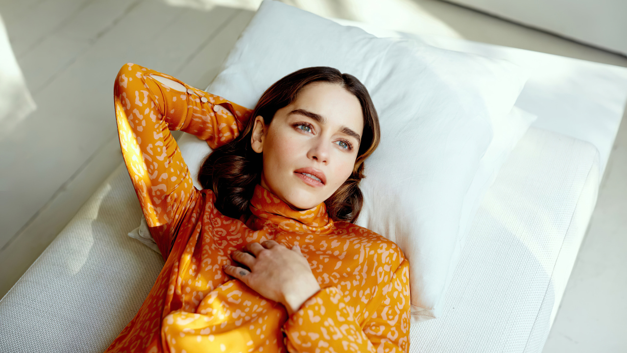 Актриса Эмилия Кларк лежит на белой подушке