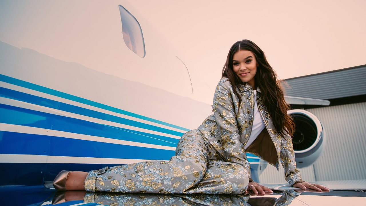 Актриса Хейли Стейнфилд в костюме лежит на крыле самолета