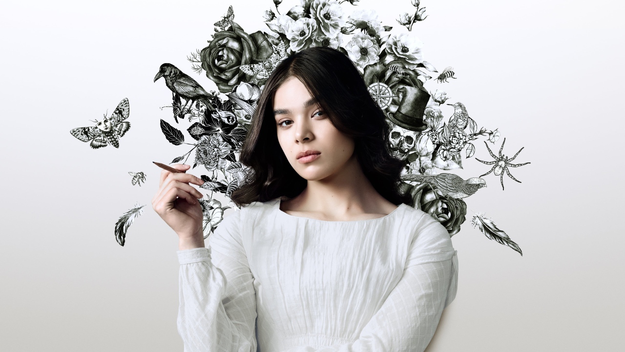 Актриса Хейли Стейнфилд в белом наряде на фоне рисунка на стене