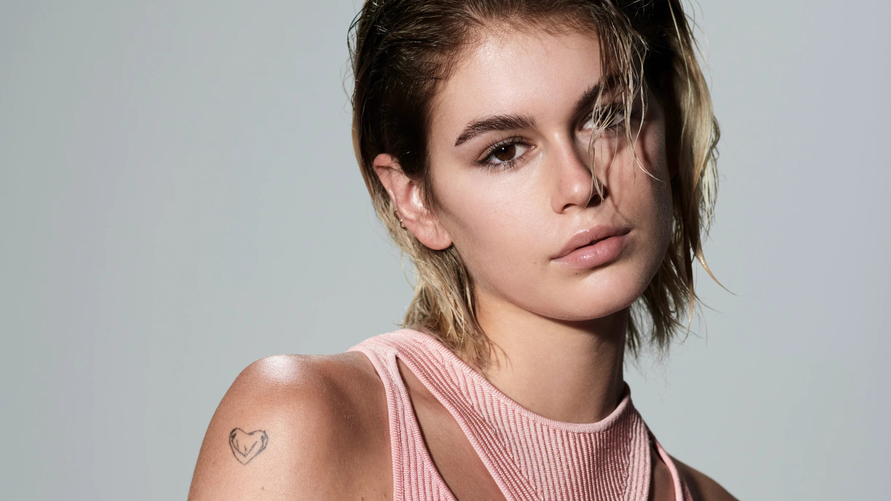 Актриса Кайя Гербер с татуировкой плече