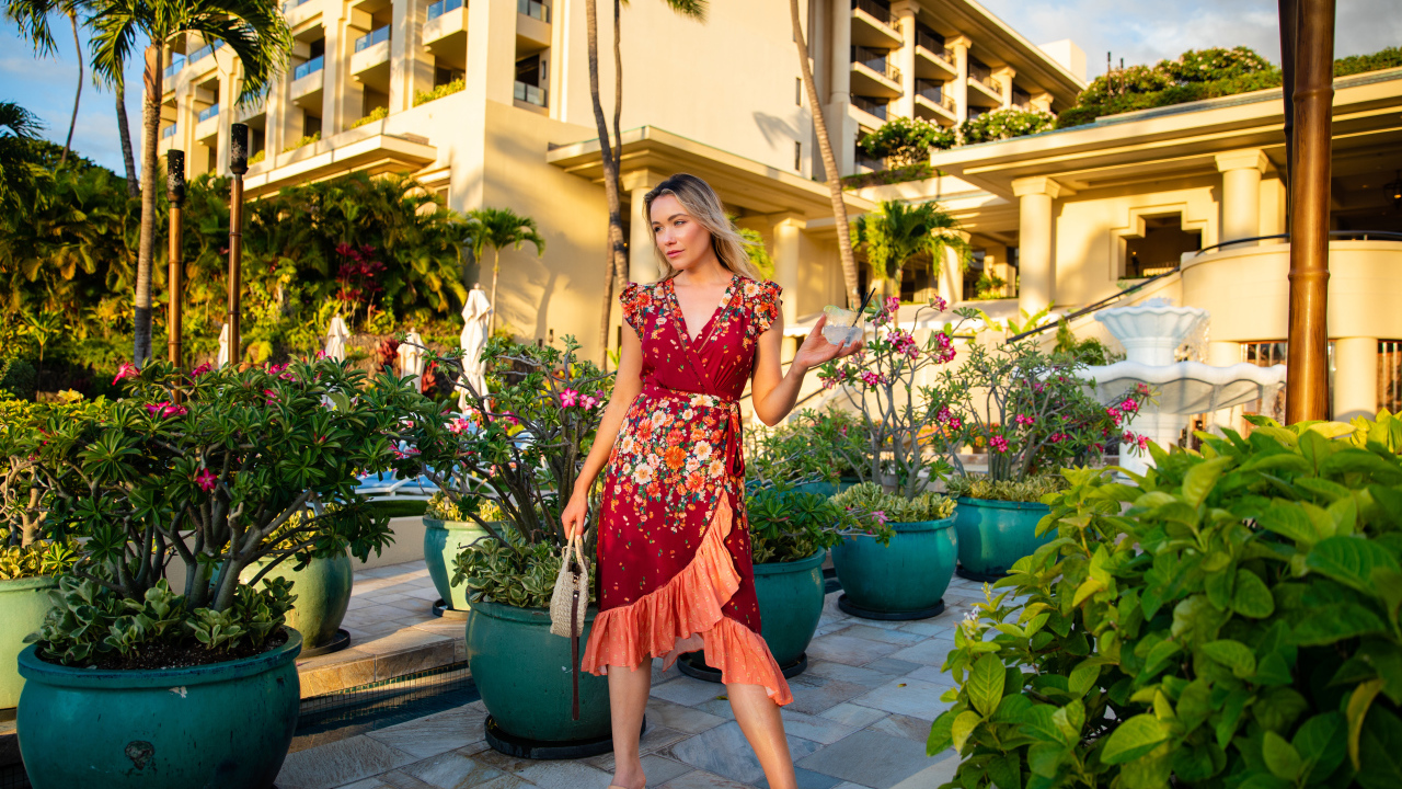 Актриса Катрина Боуден в платье на фоне дома