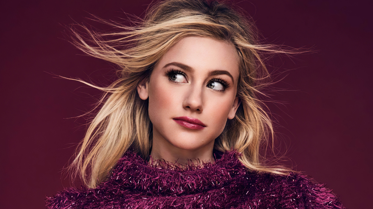 Актриса Лили Рейнхарт на розовом фоне