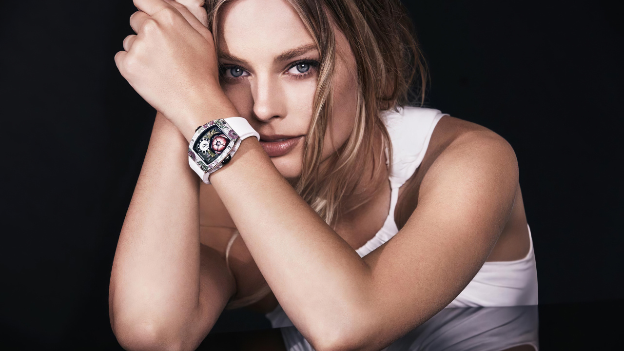 Актриса Марго Робби с часами на руке