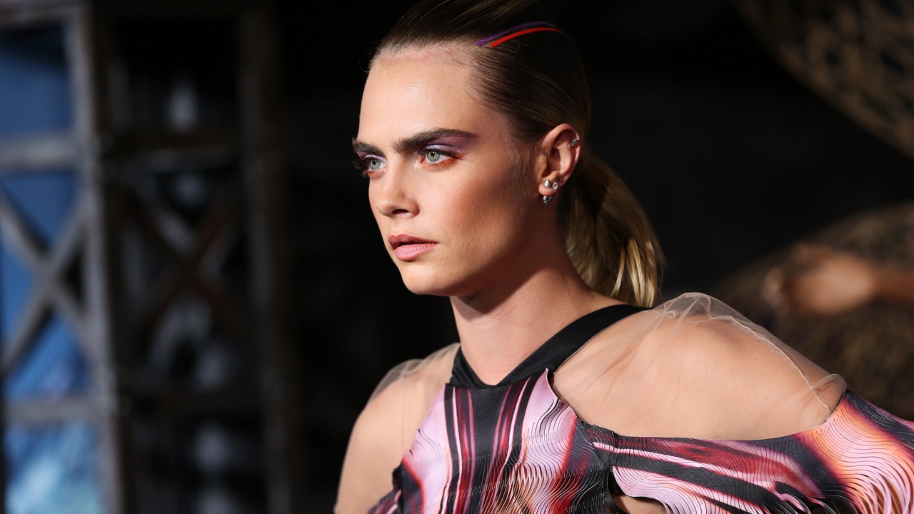 Актриса и модель Кара Делевинь в платье