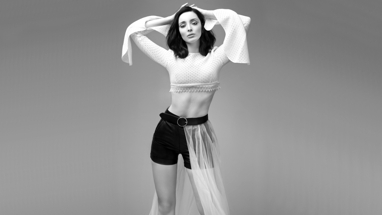 Американская актриса Эмма Дюмон в черно белом наряде