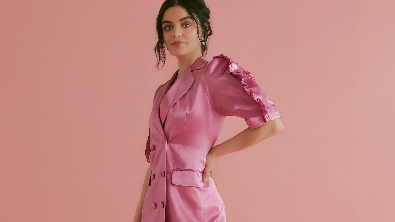 Американская актриса Люси Хейл в розовом платье