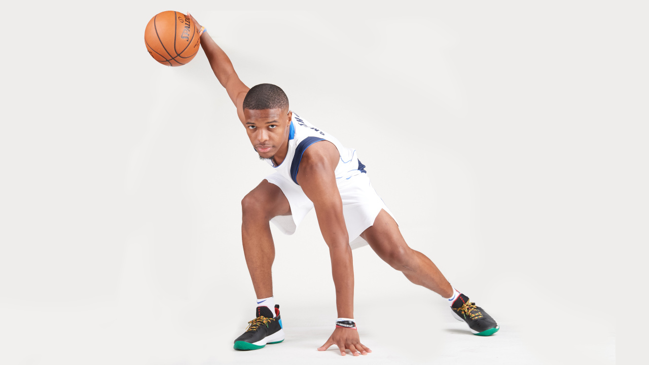 Американский баскетболист Деннис Смит с мячом