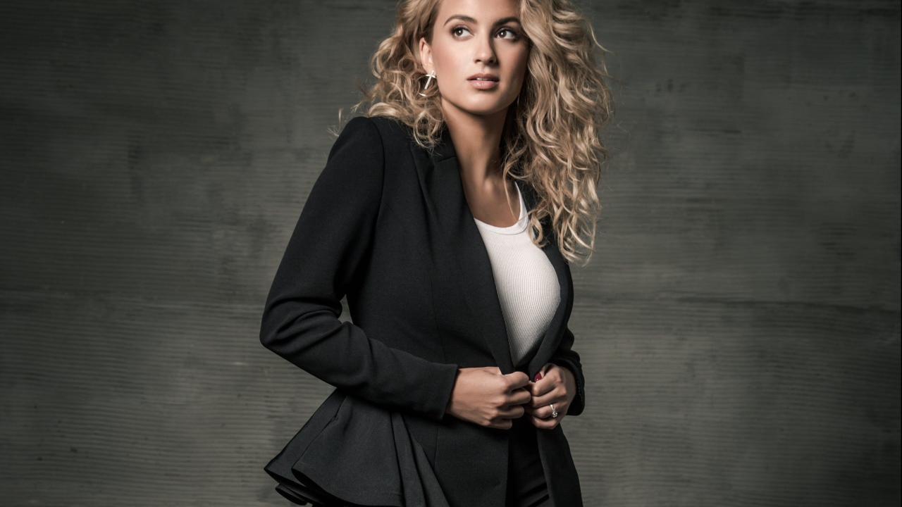 Американская певица Тори Келли в черном костюме