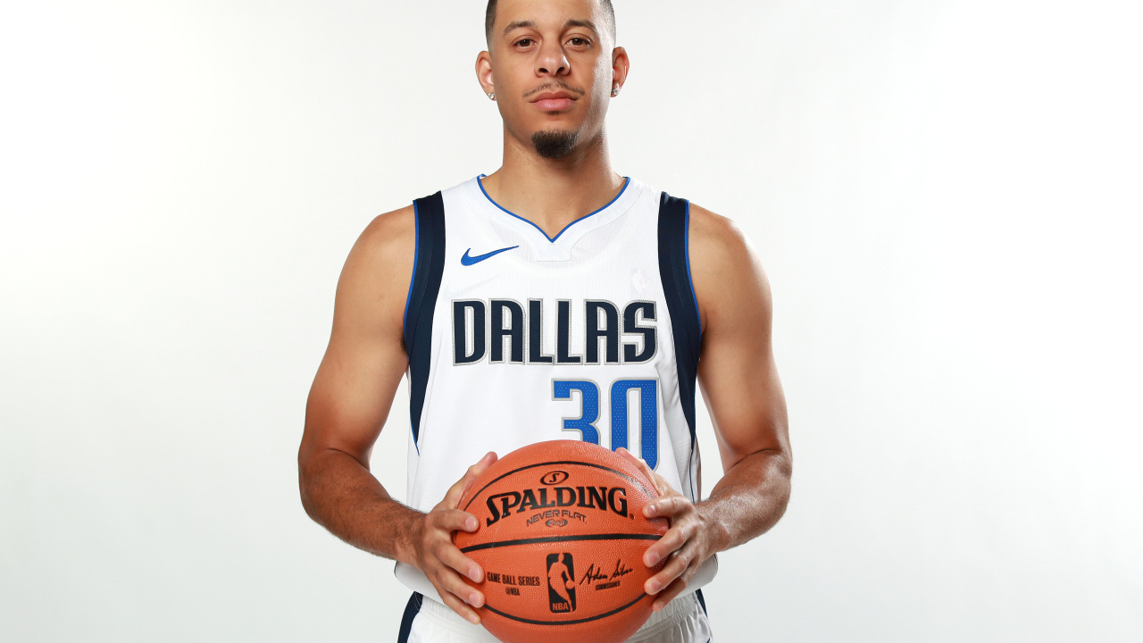 Баскетболист Сет Карри с мячом в руках на белом фоне