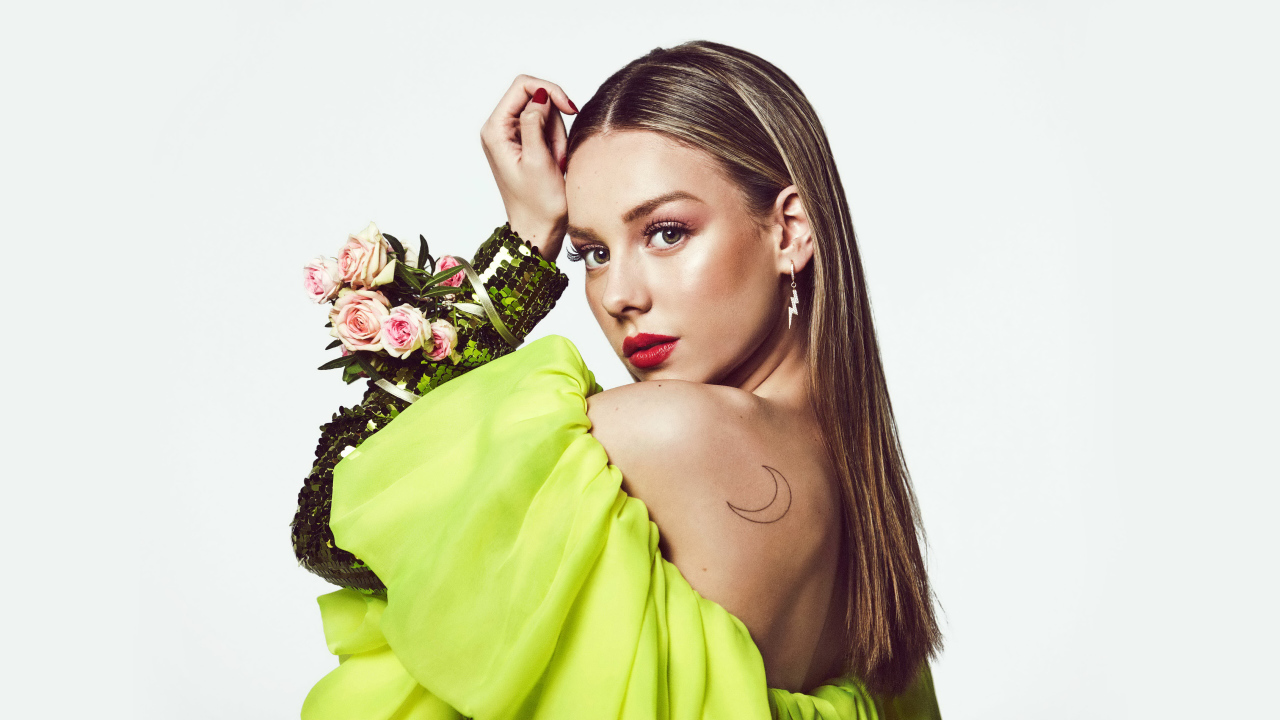 Красивая испанская актриса Эстер Экспосито с татуировкой