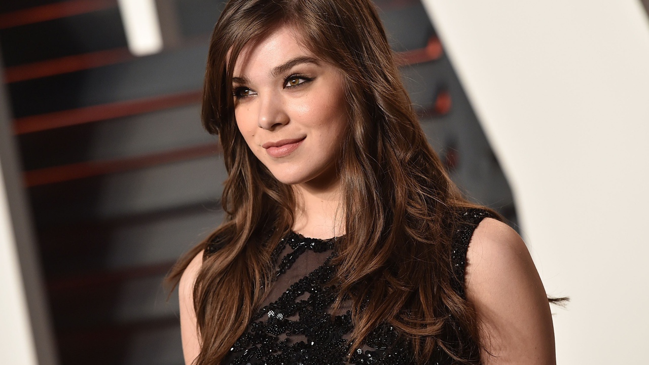 Красивая актриса Хейли Стейнфилд в черном платье