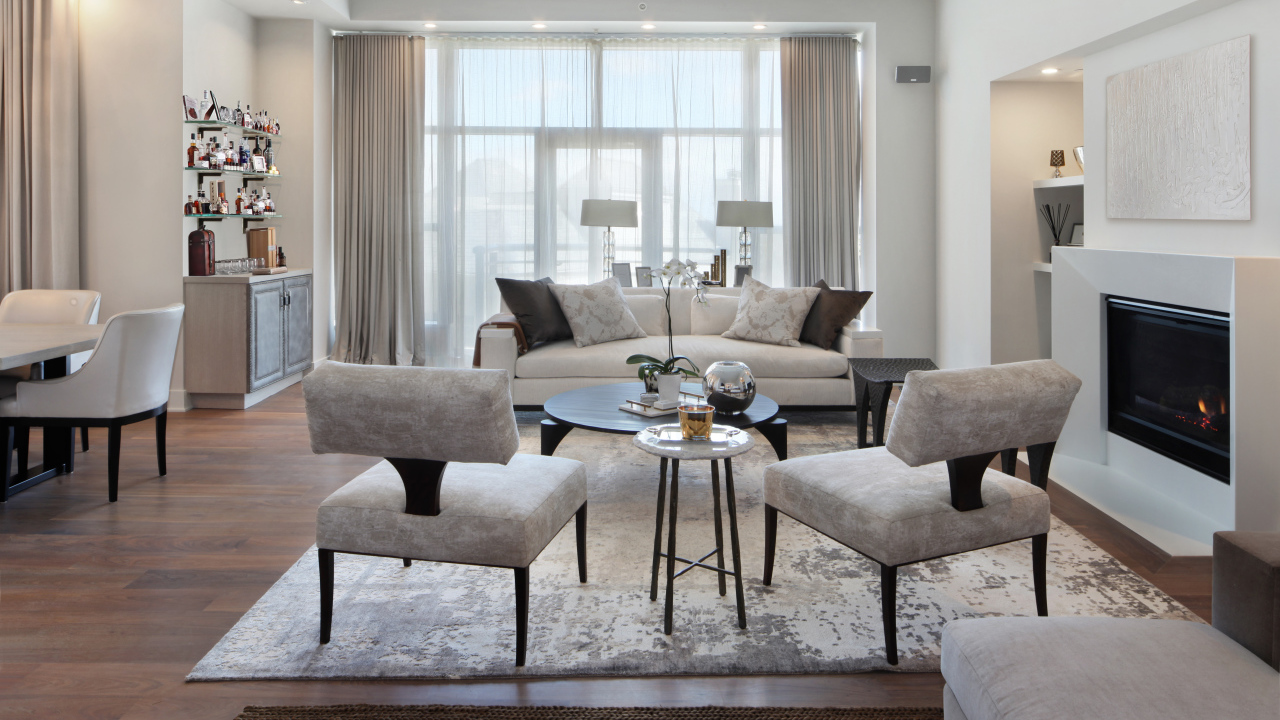 Красивая светлая гостиная с камином и большим окном