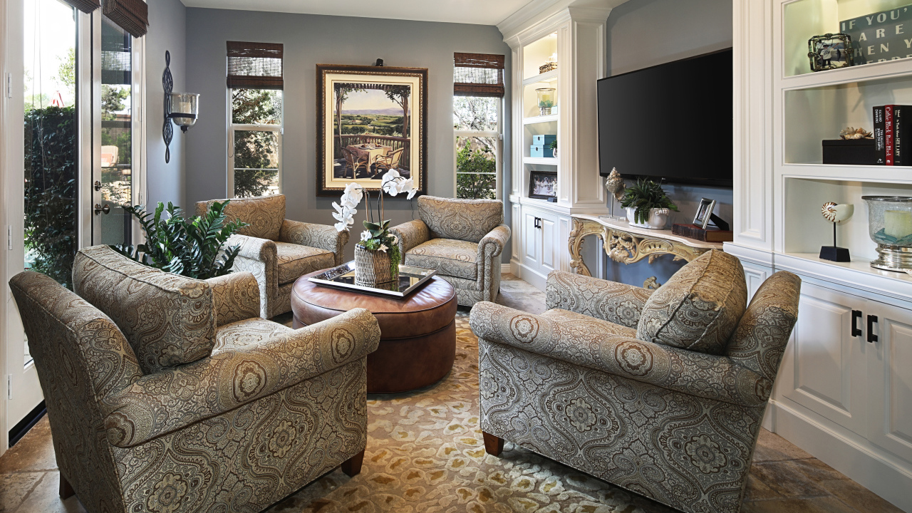 Красивая мебель в комнате с большим телевизором