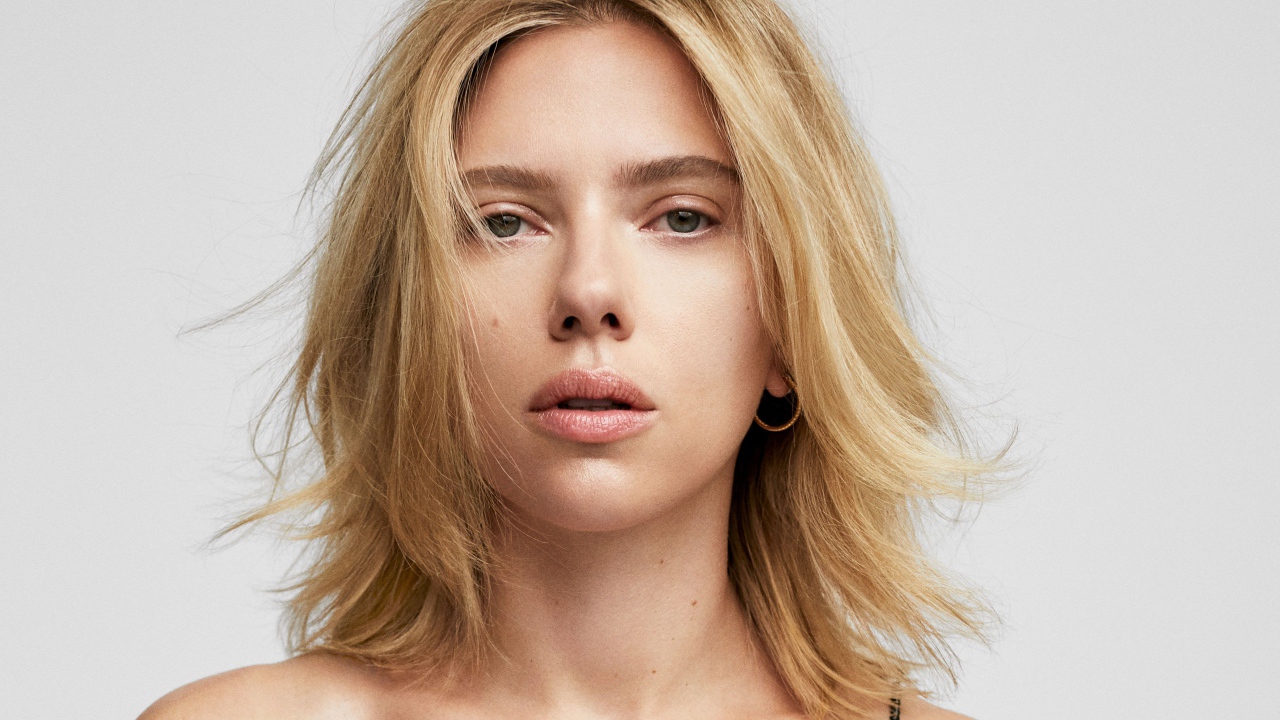 Блондинка, актриса Скарлетт Йоханссон на сером фоне