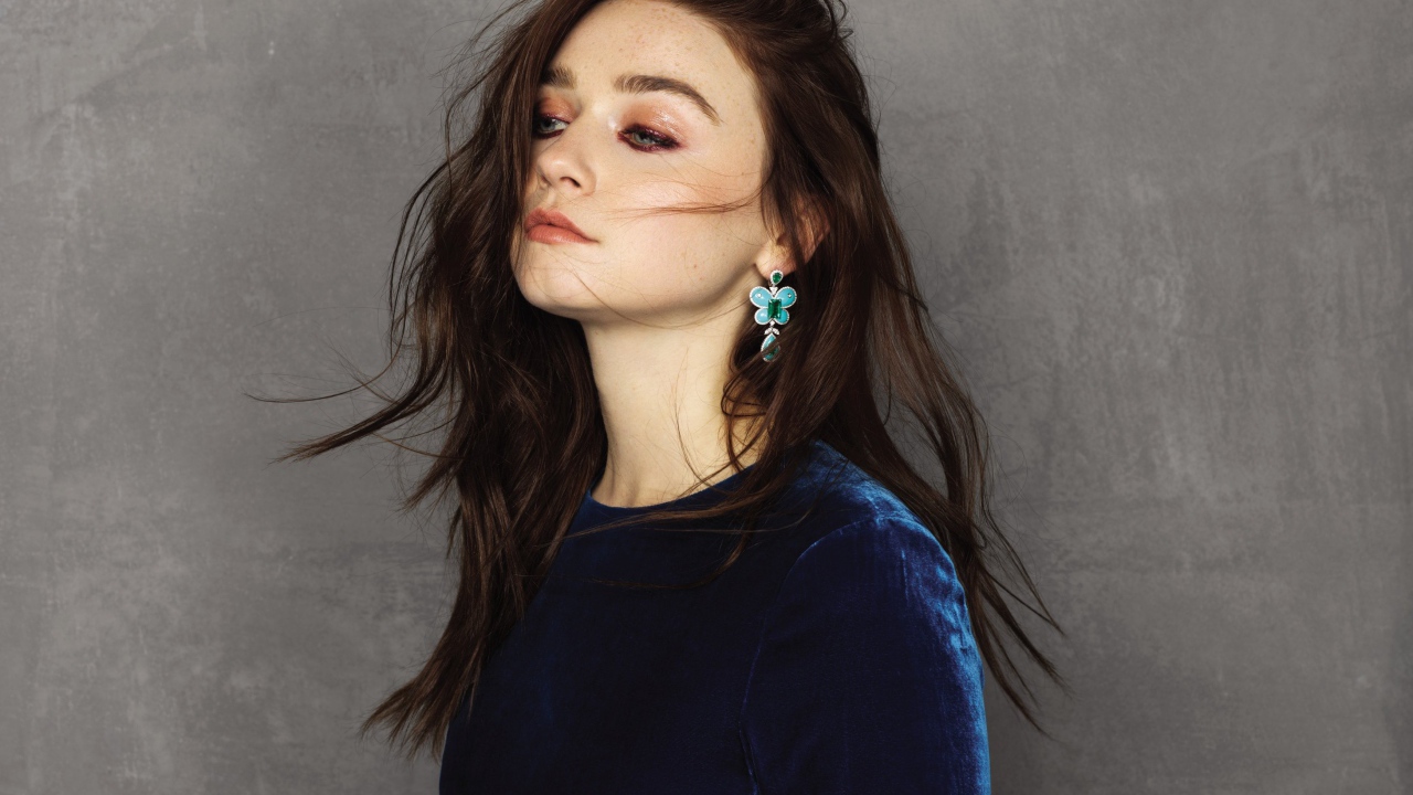 Британская актриса Джессика Барден на фоне серой стены