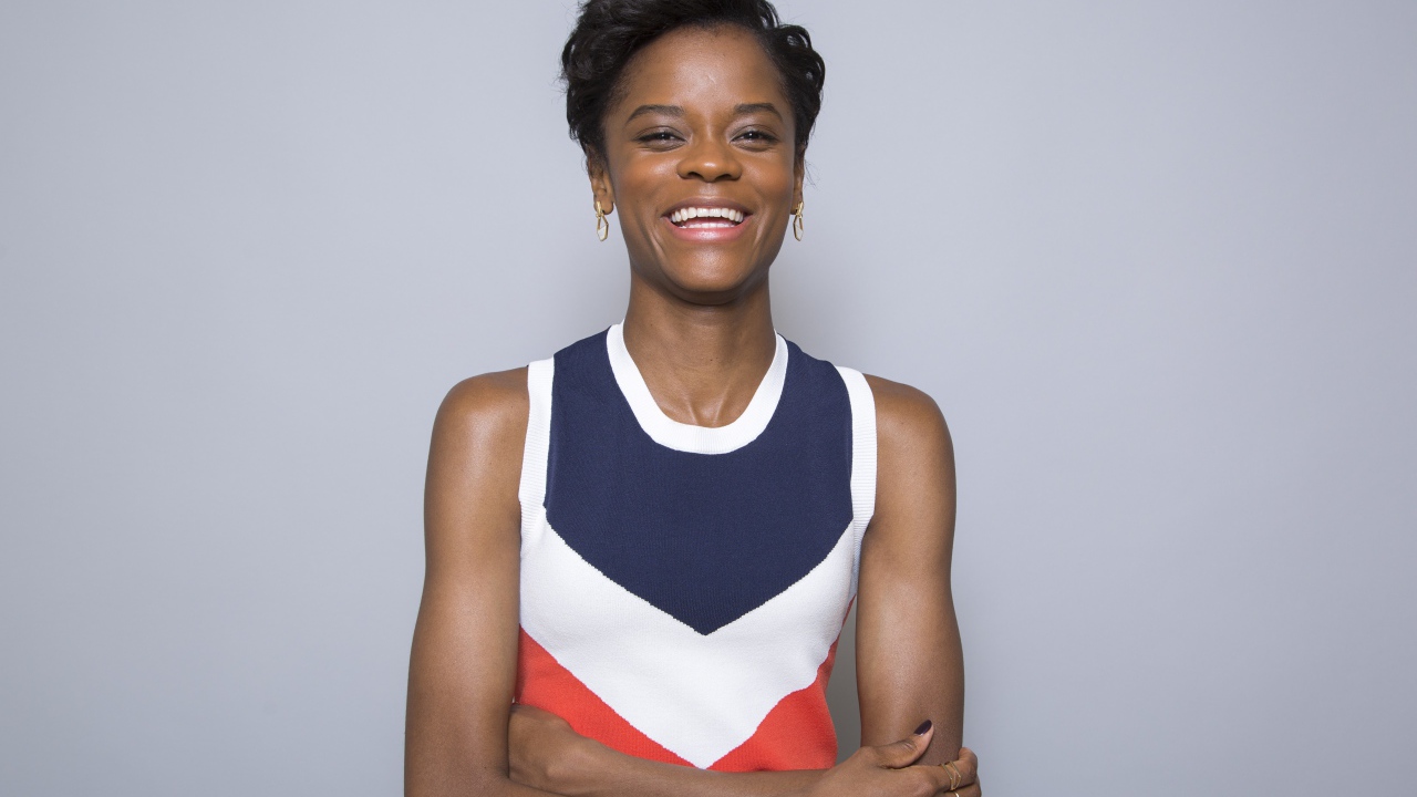 Британская актриса Летиша Райт на сером фоне