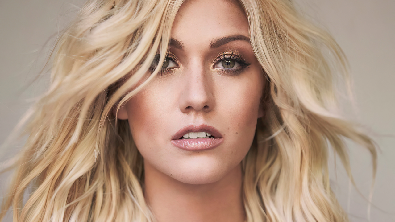 Лицо актрисы Кэтрин Макнамара крупным планом