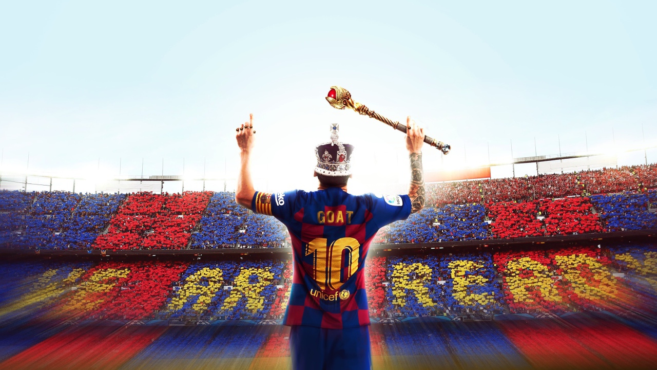 Футболист Лионель Месси в короне со скипетром на стадионе
