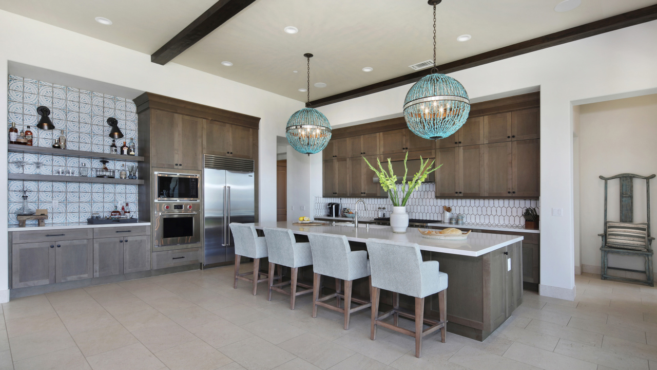 Огромная кухня со столовой с букетом цветов на столе