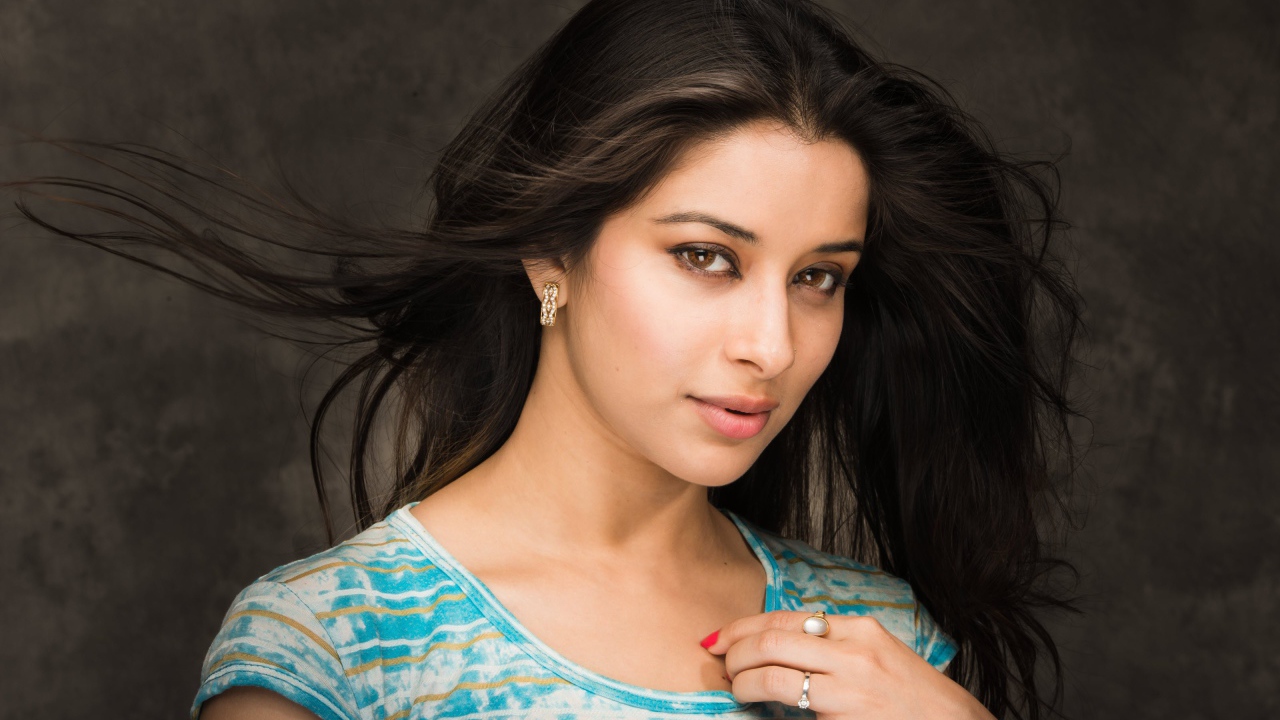 Индийская актриса Нира Банерджи на сером фоне