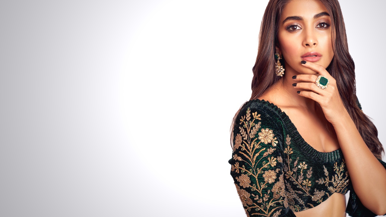 Индийская актриса Пуджа Хегде в красивом сари