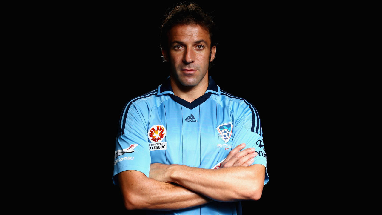 Итальянский футболист Алессандро Дель Пьеро на черном фоне