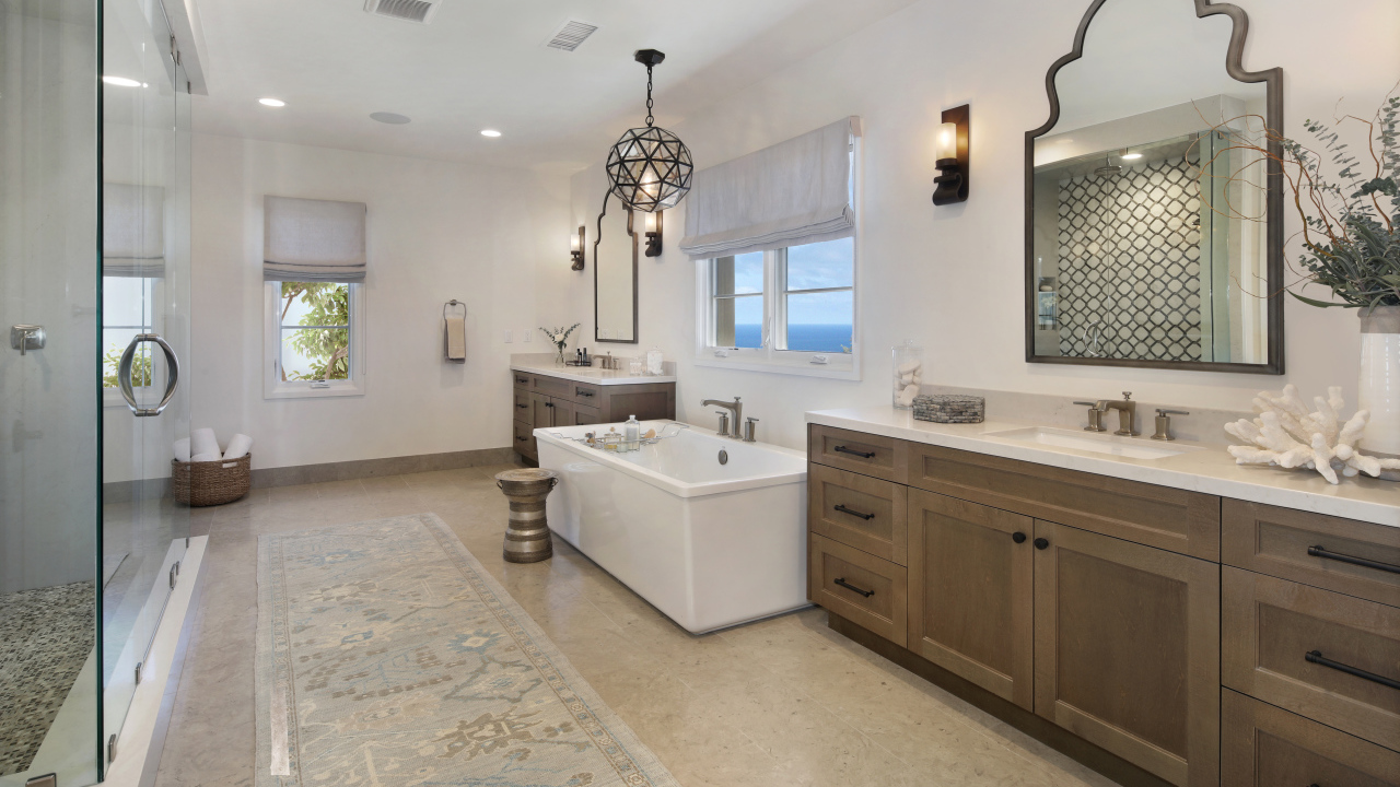 Большая светлая ванная комната 