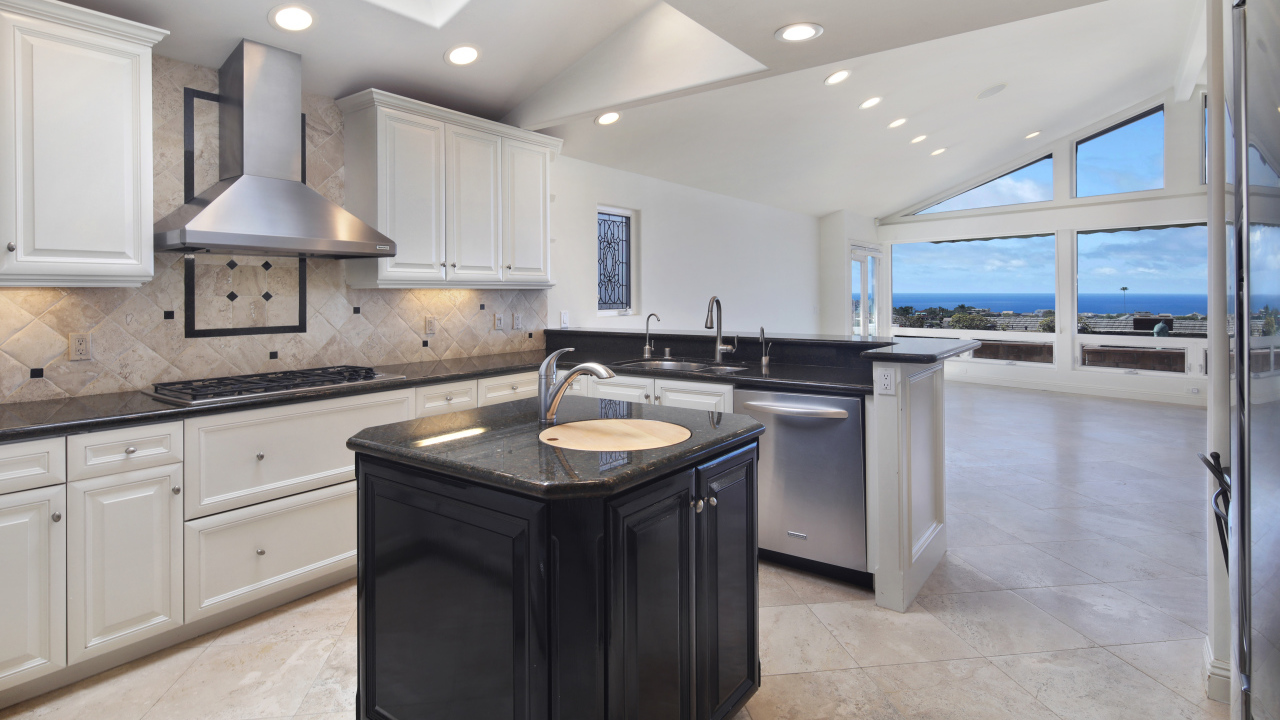 Большая светлая кухня с большим окнами