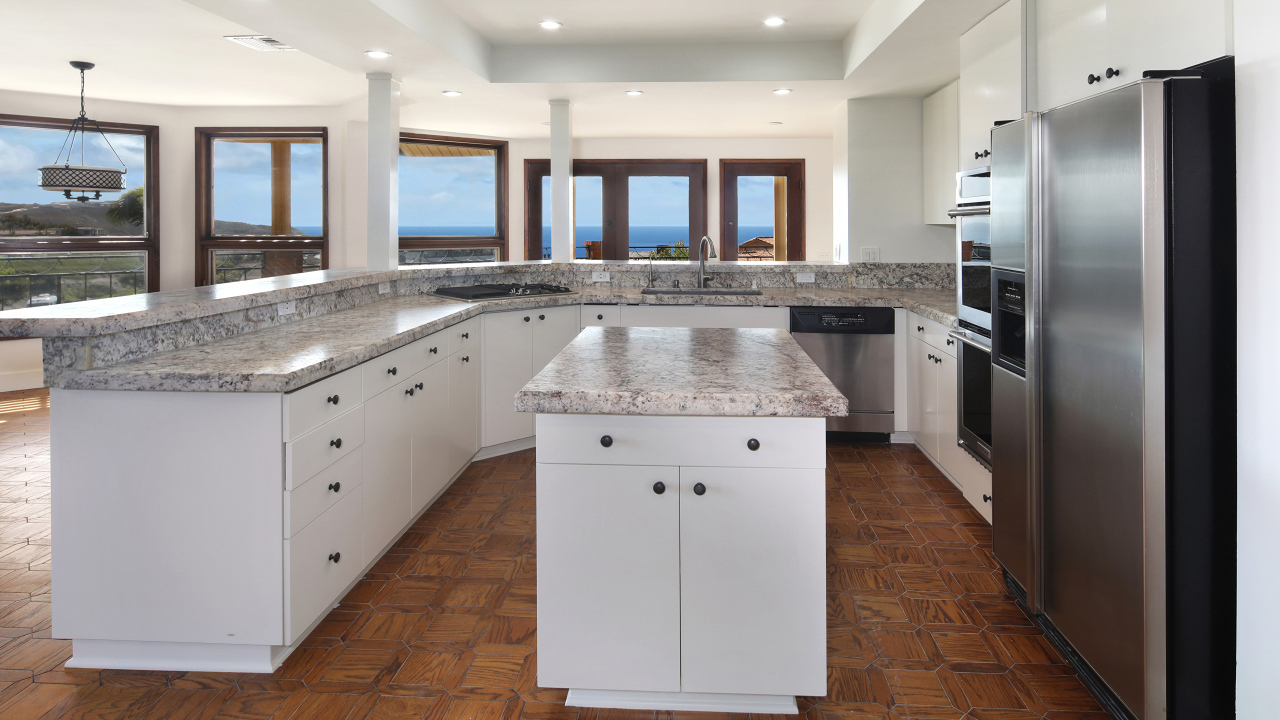Большая светлая кухня с мраморными столешницами