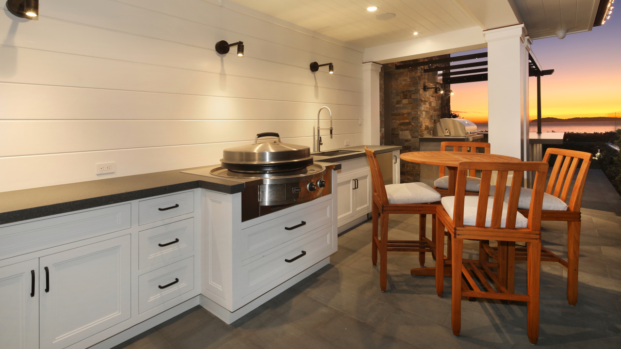 Большая кухня с деревянным столом и видом на море