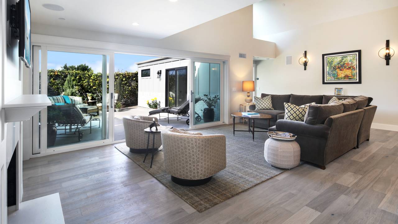 Большая гостиная комната с выходом в сад 